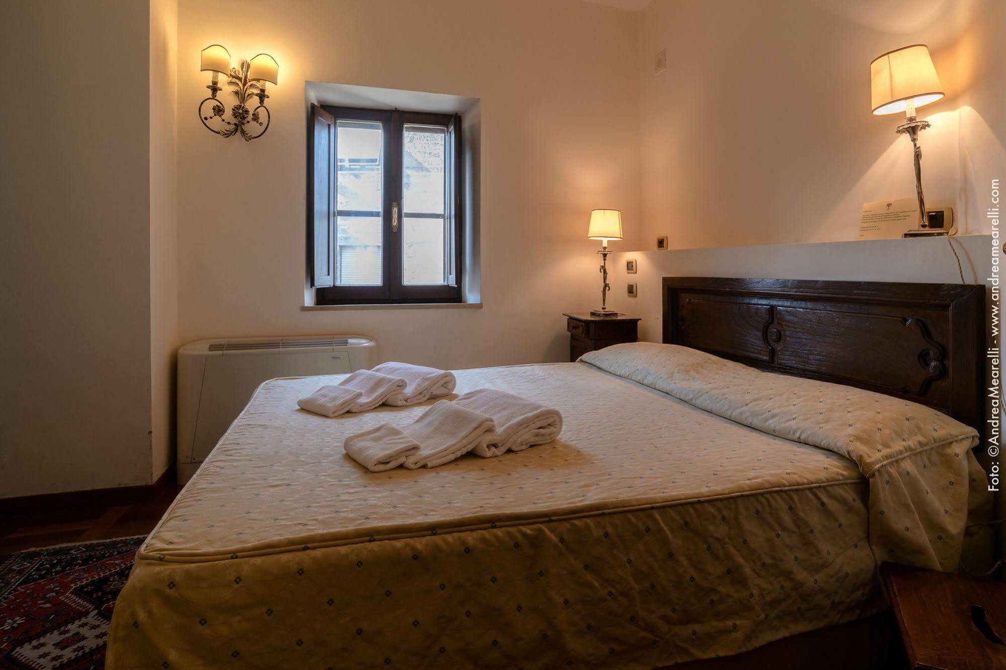Hotel Scilla Sovana Exteriör bild